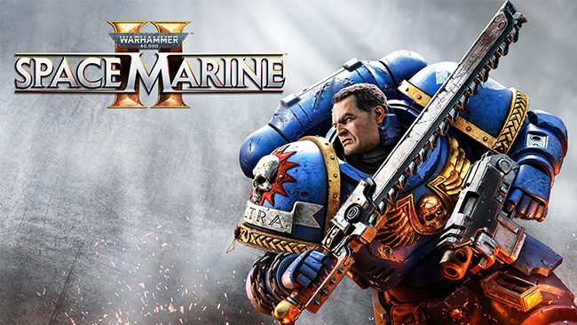 –û–±–ª–æ–∂–∫–∞ –∏–≥—Ä—ã Warhammer 40,000: Space Marine 2, –Ω–∞ –∫–æ—Ç–æ—Ä–æ–π –∏–∑–æ–±—Ä–∞–∂–µ–Ω –∫–æ—Å–º–æ–¥–µ—Å–∞–Ω—Ç–Ω–∏–∫ –≤ —Å–∏–Ω–µ–π –±—Ä–æ–Ω–µ —Å —Ü–µ–ø–Ω—ã–º –º–µ—á–æ–º –∏ –±–æ–ª—Ç–µ—Ä–æ–º –Ω–∞ —Ñ–æ–Ω–µ —Å–µ—Ä–æ–≥–æ –¥—ã–º–Ω–æ–≥–æ –Ω–µ–±–∞